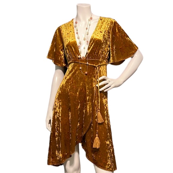 Forever 21 Dresses & Skirts - NWOT Forever 21 Amber Crushed Velvet Deep V Tulip Hem Dress S